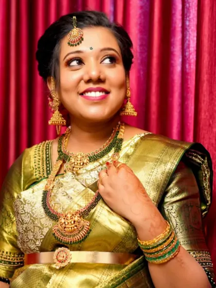 This bride chose a traditional Kempu set with a Lakshmi pendant for her wedding. The green and gold combination is a classic and auspicious choice.