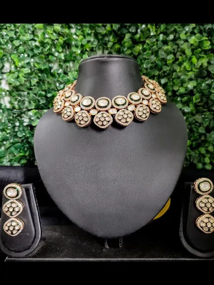 A simple and elegant rental set with green enamel and kundan work. This choker and earring set is perfect for a sophisticated, understated look.