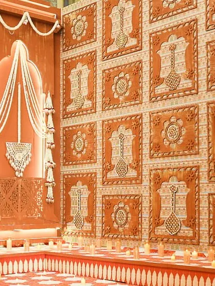 A view of the mandap wall, featuring jharokhas with mogra jaali work and panels of hand-pasted flowers.