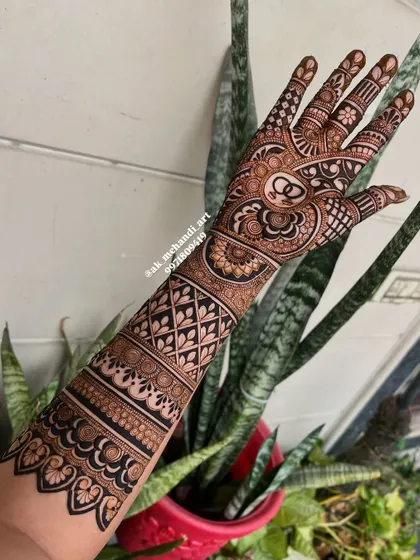 This design features a mix of traditional Indian and Arabic styles, with bold lines and delicate fillers. The interlocking rings motif is a popular choice for engagements.