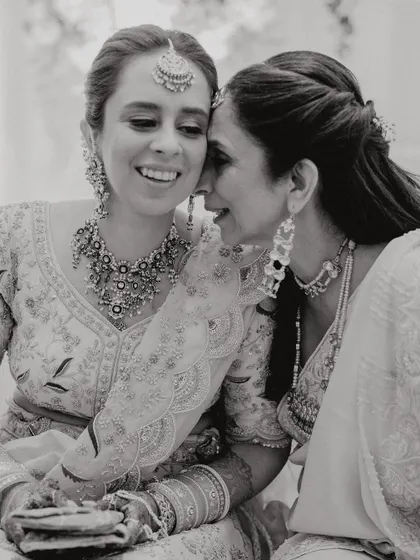Some bonds don’t need words. This black and white photo beautifully captures a tender moment between a mother and daughter, where the real glow comes from the love they share.