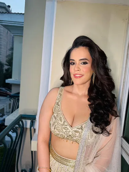 Another beautiful shot of this radiant wedding guest look. The makeup is soft, glowing, and perfectly suited for a celebratory occasion.