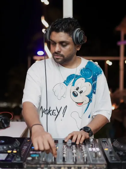 A more relaxed moment at the decks during a private event. I adapt my style and energy to fit the specific occasion.