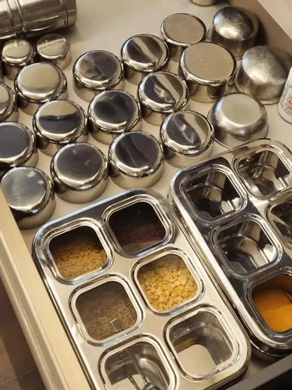 From cutlery to plates to spice boxes, every drawer in the kitchen can be perfectly organized. This makes finding what you need effortless and keeps your kitchen tidy.