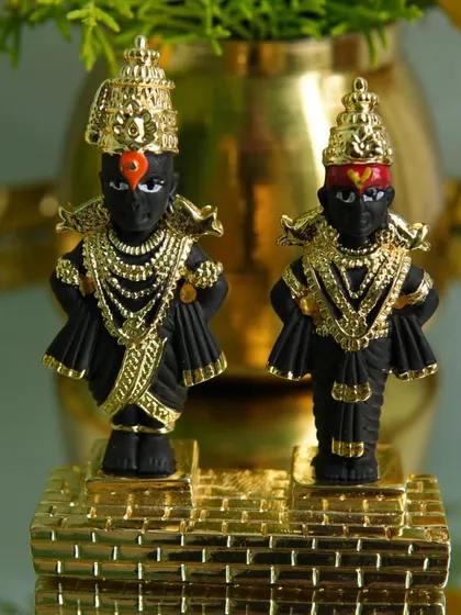 This silver souvenir of Vithal and Rukmini is an exclusive gift for an anniversary or housewarming. The intricate detailing and beautiful presentation make it a gift to be treasured.