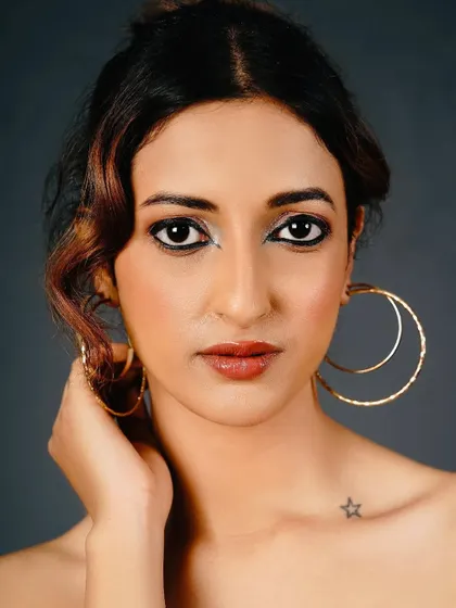 An intense and direct close-up. This look features a dramatic, graphic liner in the lower waterline for an edgy, high-fashion effect.