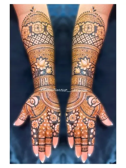 An elegant design for the bridal party. This pattern features lotus motifs and traditional jaali work, providing a rich look that complements the bride.