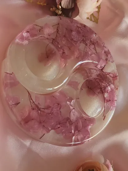 Here is the tealight holder before the candles are placed inside. You can see the beautiful shimmer of the pearl-white resin and the delicate preserved pink flowers.
