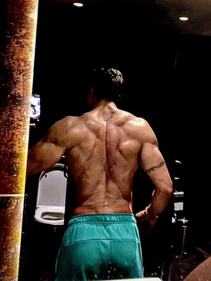 A back shot in the mirror, completing the series. We train the entire body with the same intensity.