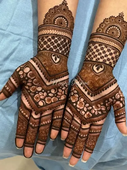 A lovely V-shaped design for the back of the hands, filled with delicate rose patterns. The wristbands feature a heart motif, adding a romantic touch to this elegant design.