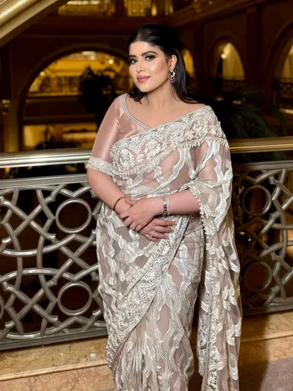 A full view of this perfect cocktail glam. Sanjana looks absolutely radiant in her beautiful saree, with makeup that enhances her features without overpowering them.