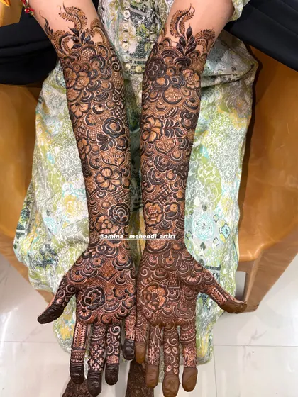 This design features beautiful peacock motifs at the top of the arms, a classic symbol of grace and beauty in bridal mehendi.