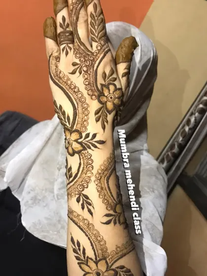 Another angle of the beautiful Doha-style vine mehendi.