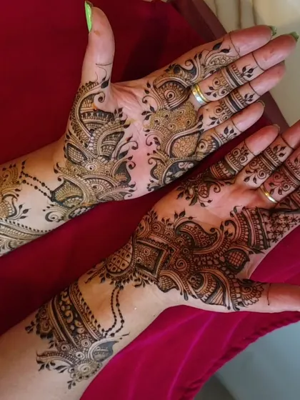 Another angle of the Indo-Arabic design, highlighting the delicate vine and paisley elements.