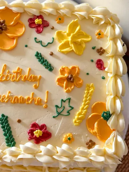 The corner detail of the vintage-style buttercream cake.