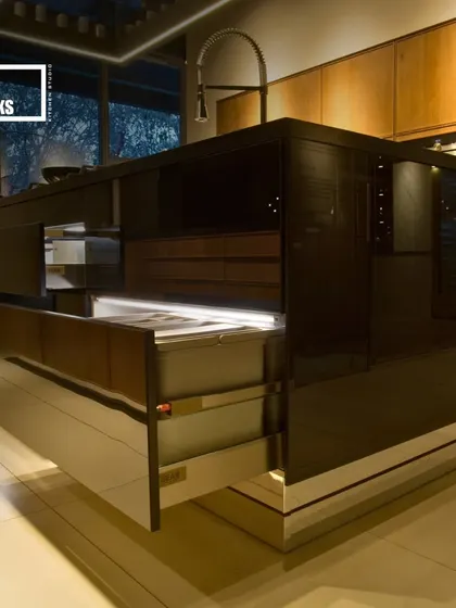 Large drawers with integrated lighting are not only practical but also add a touch of luxury. This kitchen island features deep, illuminated drawers that make it easy to find what you need, even at the very back.