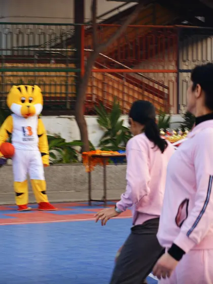 Our academy mascot, Benny, joins the fun during the parents' match. Events like these are all about creating a fun, inclusive, and memorable experience for everyone.