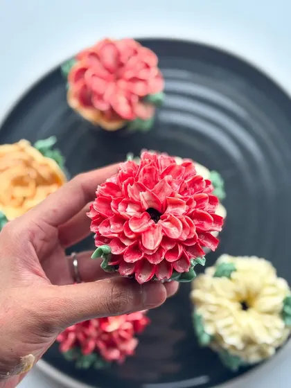 A closer look at my edible floral cupcakes. Each one is a mini work of art, with different flower designs like roses, dahlias, and succulents, all hand-piped with delicious buttercream in a variety of colors.