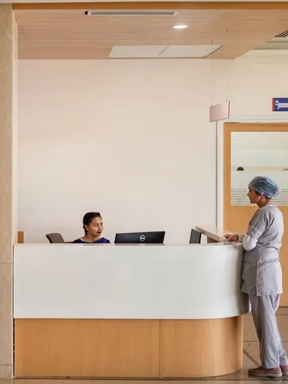 At the emergency entrance of Pragma Medical Institute, the reception desk is clearly marked and immediately accessible. The design prioritizes speed and efficiency in critical situations while maintaining a professional and reassuring appearance.