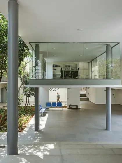 A duplicate of image 107, emphasizing the transparency and lightness of the elevated meeting room.