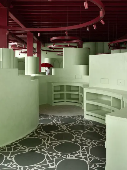 An overall view of the showroom, where the floor is a major design element that defines the space's unique character.