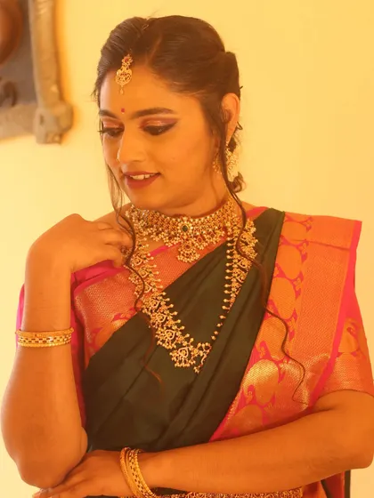 A soft and pretty look for an engagement. The makeup focuses on rosy cheeks and a defined eye, creating a youthful and radiant appearance for the bride-to-be.