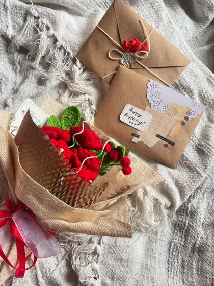 The perfect old-school romance combo. A bouquet of my handmade crochet roses that never wilt, paired with a heartfelt, custom-written letter. This is for the kind of love that deserves more than just a text message. ❤️