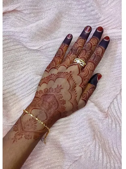 This design features a heart-shaped motif at the center, a modern and romantic take on traditional henna. The stain is deep and even, perfect for an engagement or anniversary.