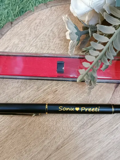 The complete personalized pen set, including the pen and its case. It's a ready-to-gift item that is both thoughtful and affordable.