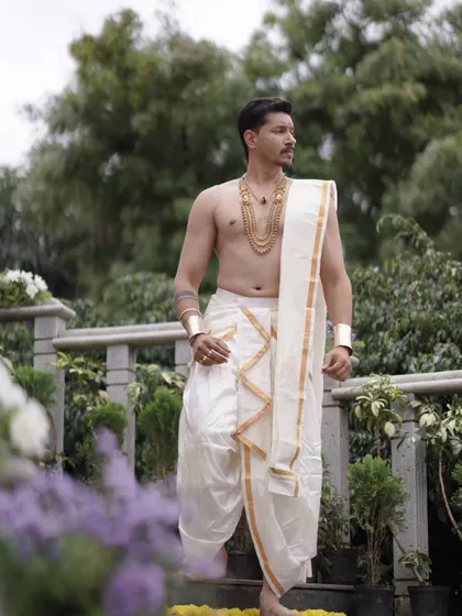 The groom's jewellery is chosen to complement the bride's look and the overall theme of the wedding. This set is both masculine and elegant.