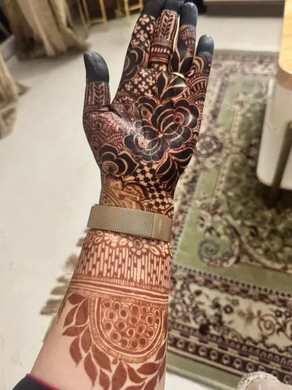 Another look at the beautiful stain from a floral and geometric design. The dark color on the fingertips is a sign of high-quality, pure henna.