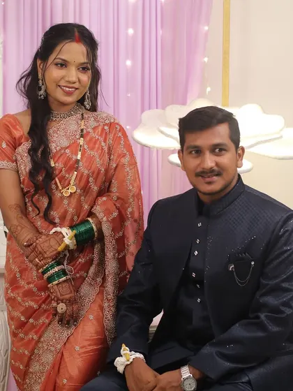 A lovely reception portrait of the couple. The bride's makeup is soft and warm, complementing her beautiful peach-toned saree.