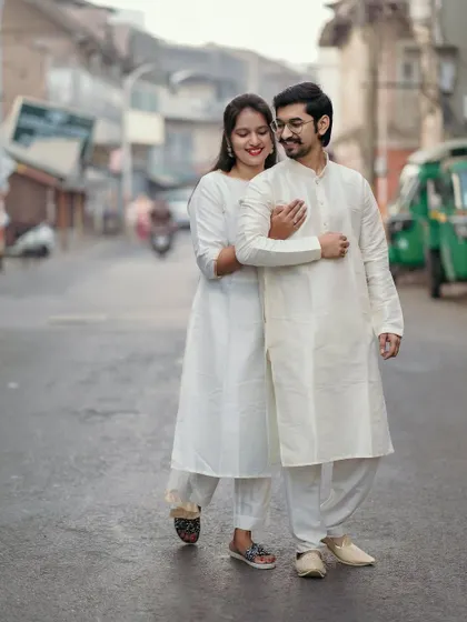 A sweet embrace while walking down a typical Pune street. The everyday background makes their special moment feel even more real.