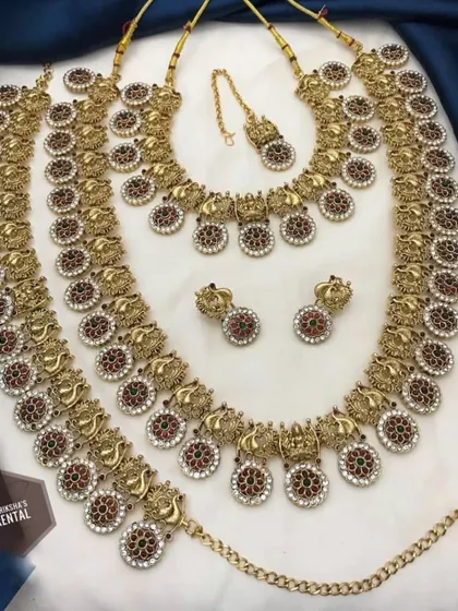 This antique-finish jewellery set with peacock motifs is a gorgeous choice for a traditional Maharashtrian or South Indian look.