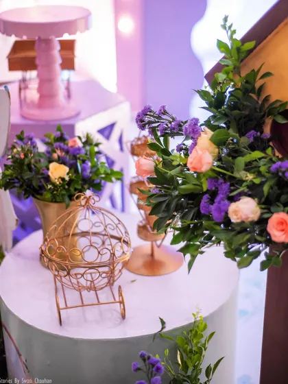 Elegant details on the dessert table, including a golden birdcage and beautiful floral arrangements. These small touches add a level of sophistication to the party decor.