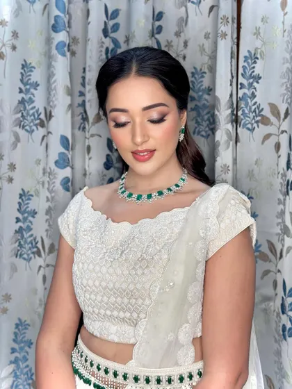 The details of this angelic reception look, with a focus on the eyes and the beautiful emerald and diamond jewellery.