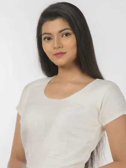 A classic white cotton blouse with short sleeves, an essential piece for everyday elegance.