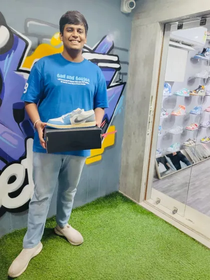 That feeling when you finally get your hands on a pair you've been hunting. Enjoy the new sneakers!