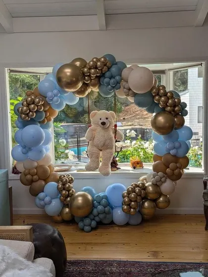 Another view of the teddy bear balloon ring, showing how it perfectly frames the view and the central teddy bear prop.