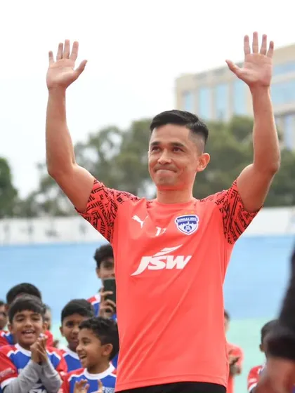 Captain Sunil Chhetri waves to our Young Blues, thanking them for an unforgettable experience at the Open House.