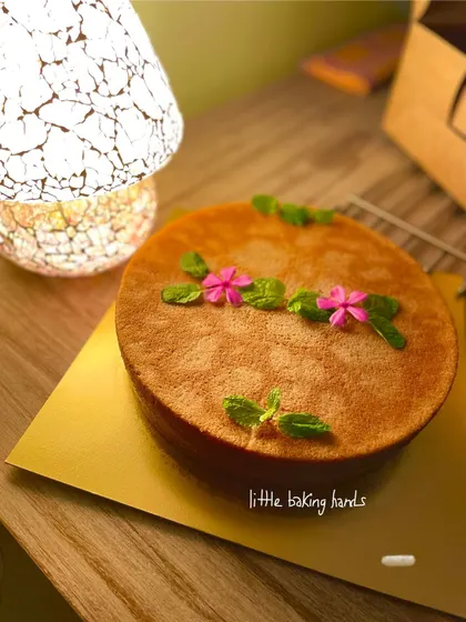 Another angle of the simple and elegant whole wheat vanilla sponge, decorated with just a few edible flowers and mint leaves.