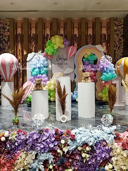 The main stage for the hot air balloon party, combining pastel balloon clouds, pampas grass, and a beautiful floral base for a soft, ethereal look.