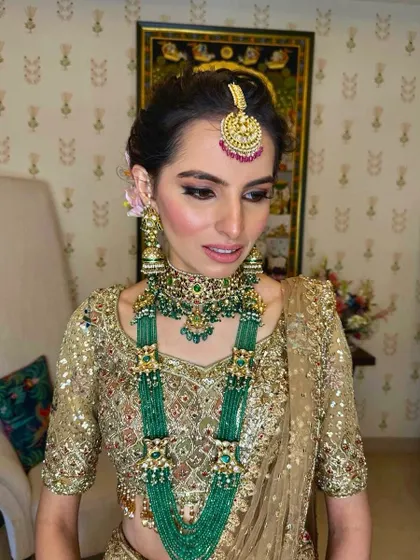 The bride looks absolutely royal with her stunning jewelry and classic hairstyle.