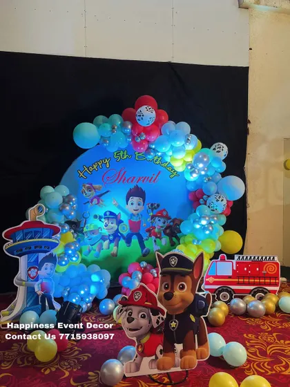 This shot shows the Paw Patrol setup with LED lights inside the balloons, which makes the decoration pop, especially in the evening or in a dimly lit hall.