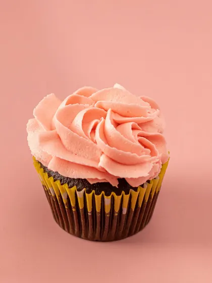 A simple yet elegant pink rose swirl. This classic design is a favorite for birthdays, anniversaries, and just-because treats, offering a taste of luxury in a single bite.