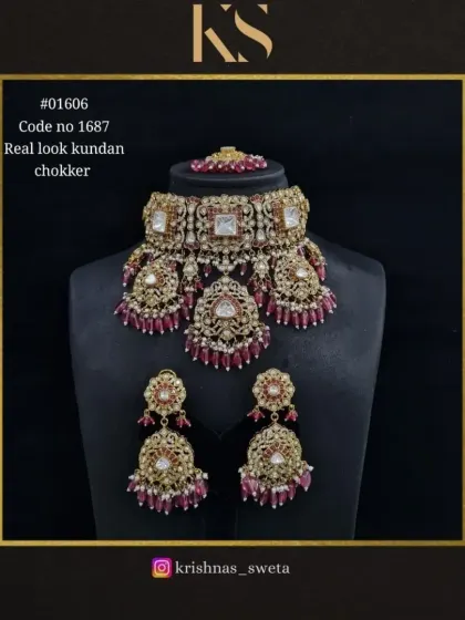 A classic ruby red version of our real-look Kundan choker, a timeless choice for any bride.