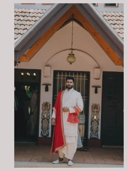A duplicate of the groom's solo portrait.