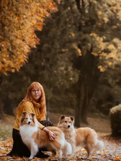 A beautiful portrait from my first fall mini-sessions in Luxembourg. The connection between this woman and her two dogs is so clear, all set against a perfect autumn path.