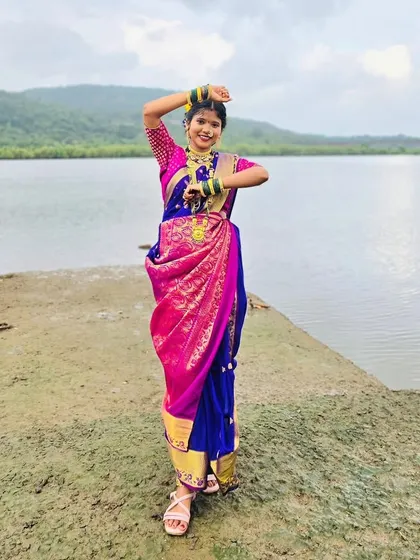 A beautiful bride-to-be in a ready-to-wear Nauvari for her pre-wedding shoot. Saree rentals start from just ₹800.