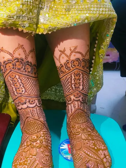 A beautiful and delicate design for the feet and ankles. The patterns are inspired by traditional Indian jewelry.